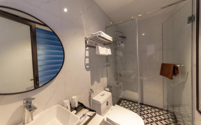 Azen Lakeside Hotel  & Travel