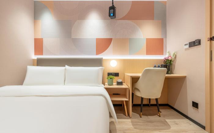 Elong ME Hotel Shanghai Red House Hospital Lujiabang Subway Station
