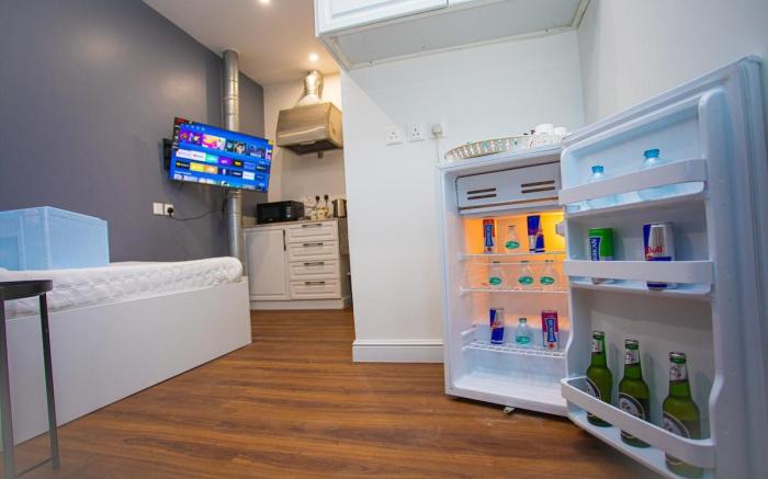 Studio with single bed and outdoor seating 5