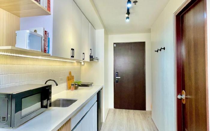 Cloud Nine w Balcony Near IT Park Pool WiFi