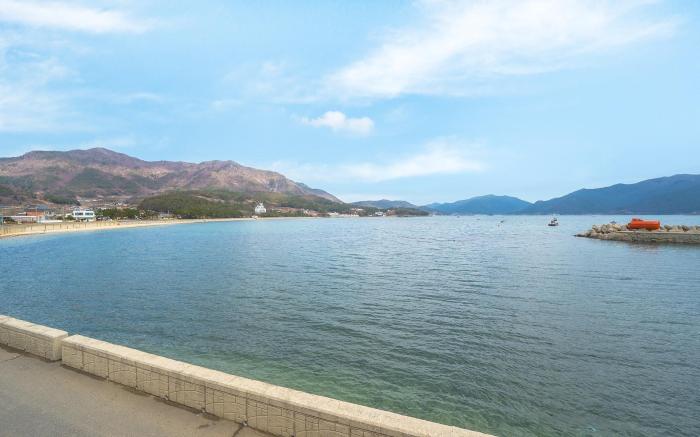Namhae Dalddenuenbada Pension