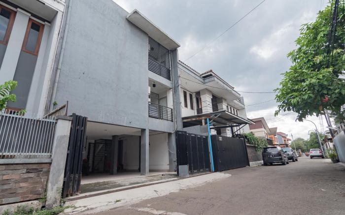 RedDoorz Syariah @ Afifah Guest House near Bikasoga Sport Center