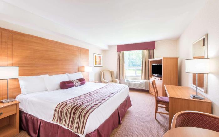 Super 8 By Wyndham Cornwall On