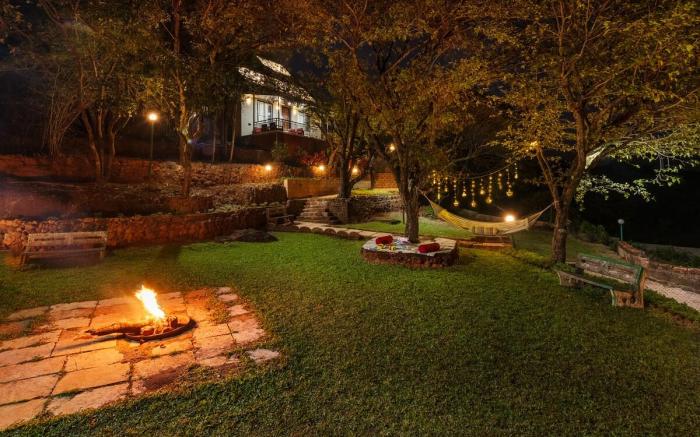 CosmicStays Evergreen Cascade-Hidden Gem in Forest