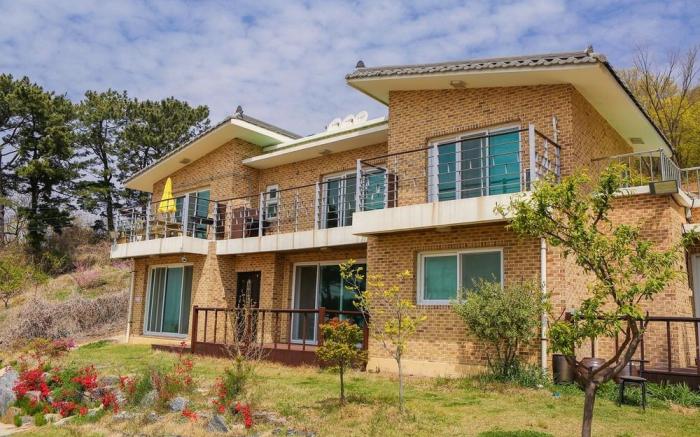 Ari House