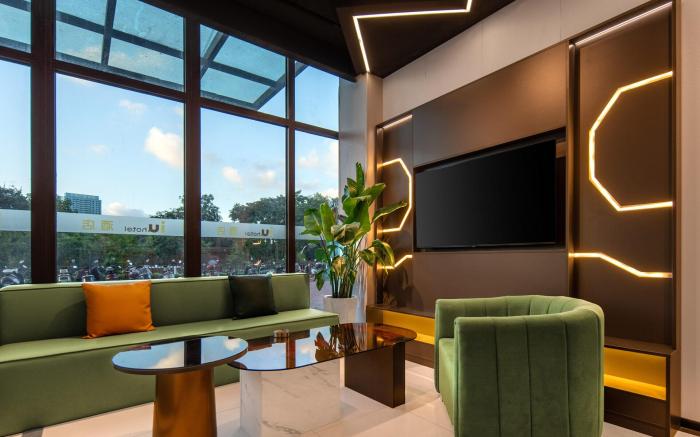 IU Hotel Nantong Shimao Plaza School of Shipping Subway station