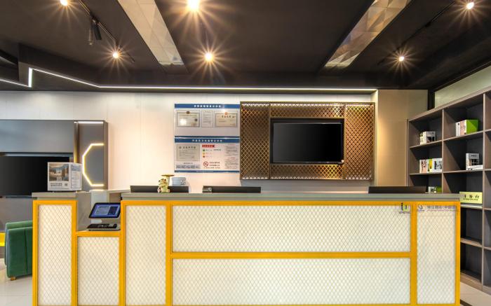 IU Hotel Nantong Shimao Plaza School of Shipping Subway station