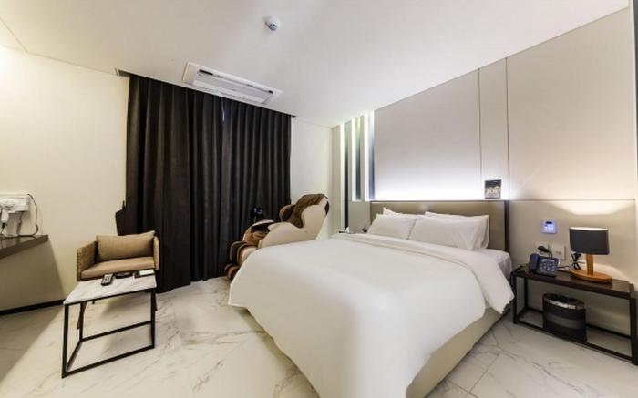Gimpo Drive-in Contactless Hotel Louis