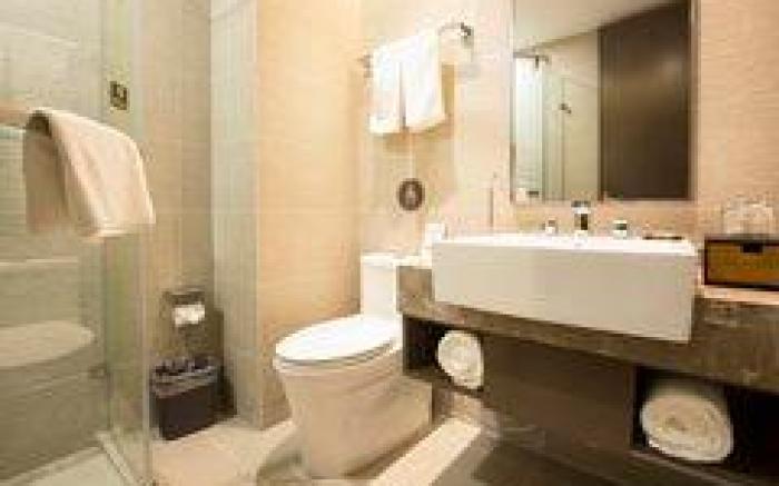 Home Inn Plus Wuhan Hankou Railway Station Houhu Central Hospital