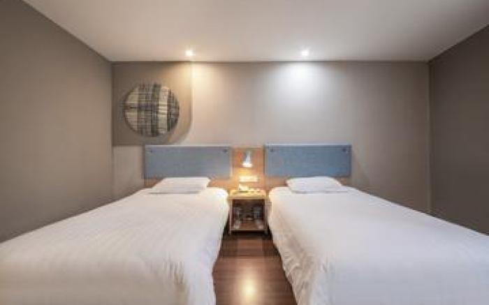 Home Inn Wuhan Youyi Avenue Hubei University Metro Station