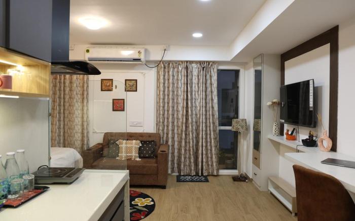 Airport Aura: 5 Min Walk to Airport