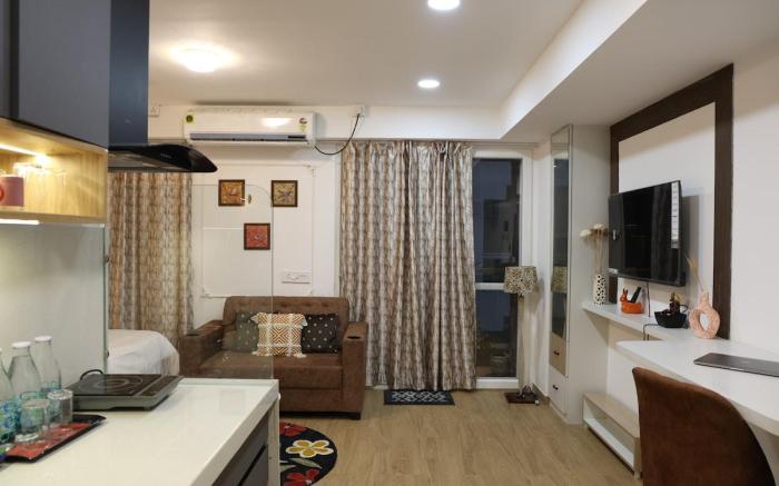 Airport Aura: 5 Min Walk to Airport
