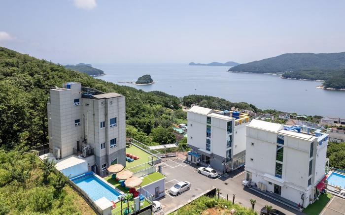 Mr. Jun Kids Pool Villa