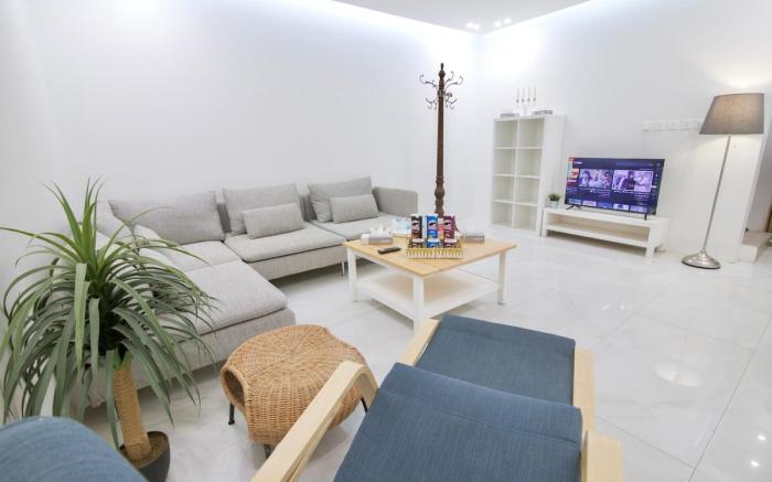 ِApartment with outdoor seating and self check-in