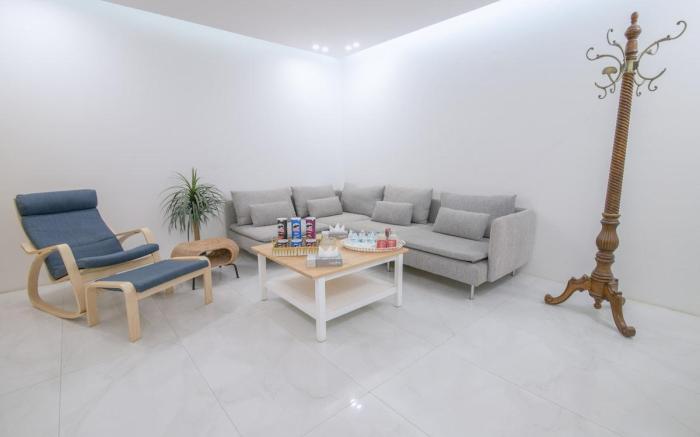 ِApartment with outdoor seating and self check-in