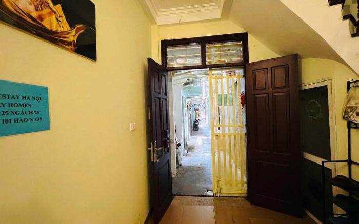 Phòng cửa sổ lớn, có bàn làm việc