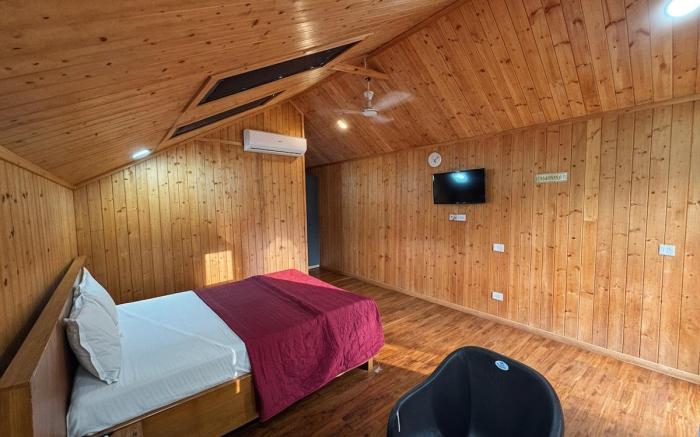 Oakridge Cottages 1BR with Pool by Homeyhuts_3