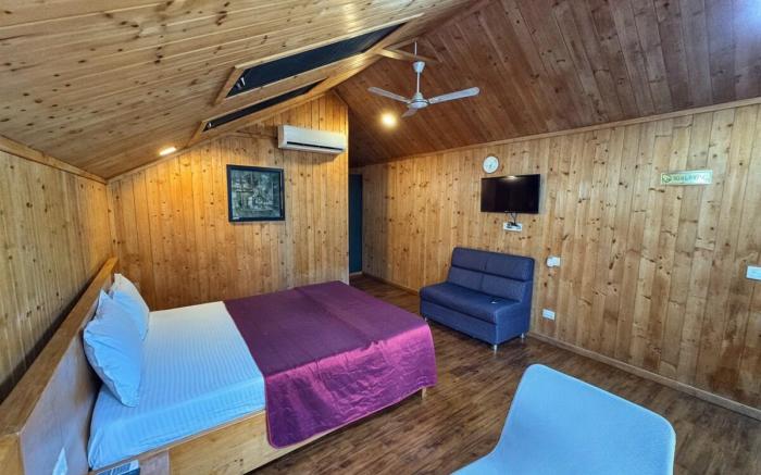 Oakridge Cottages 1BR with Pool by Homeyhuts_2