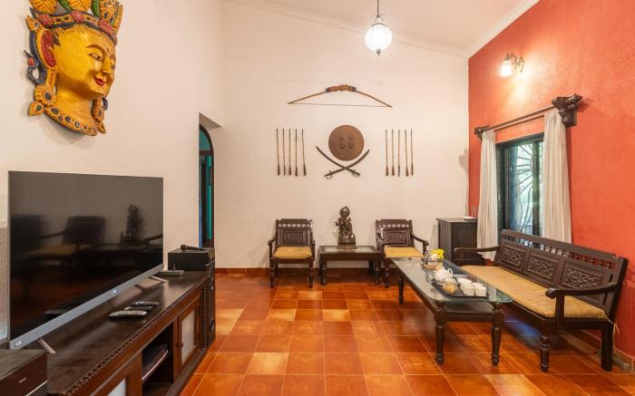 Vintage Estate - Lakeside allure with vintage decor,A plunge pool & A lawn featuring a charming gaze