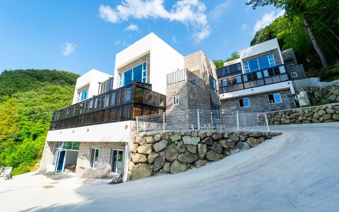 Geoje hillstory poolvilla