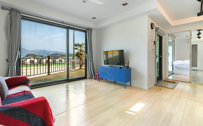 Goseong Bluebeach Pension&Glamping