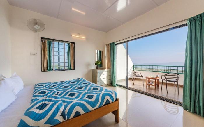 CosmicStays Evergreen Cascade-Hidden Gem in Forest