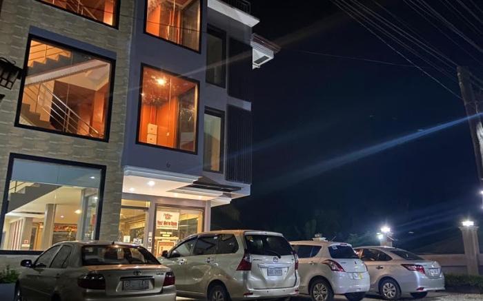 Eight Breeze Properties