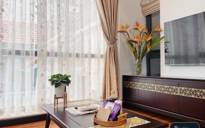 High-ser Apt w Niceview, Parking, 2BR incenter