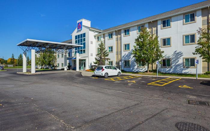 Motel 6 Whitby, ON - Toronto East