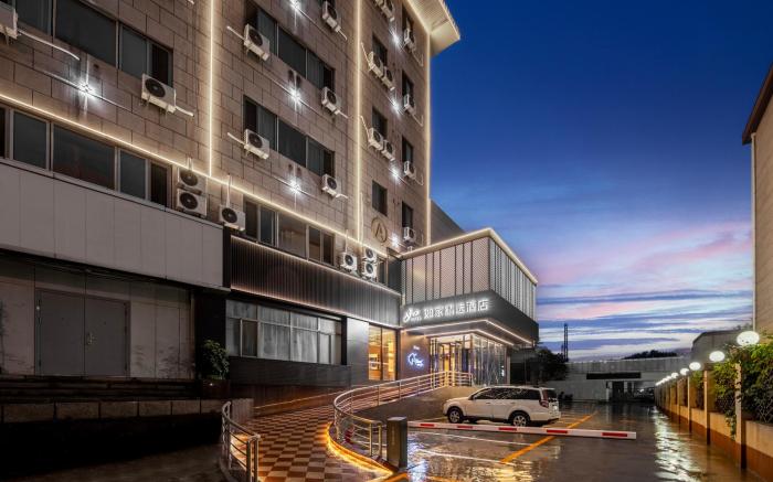 Home Inn Plus Beijing West Railway Station North Square Lianhua Bridge