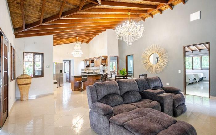 Luxury Villa 2 minutes away from JMC Airport