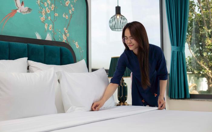 Azen Lakeside Hotel  & Travel