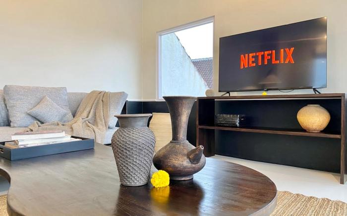 Chic 2BR Villa – Pool & Sunset Views, Prime Canggu