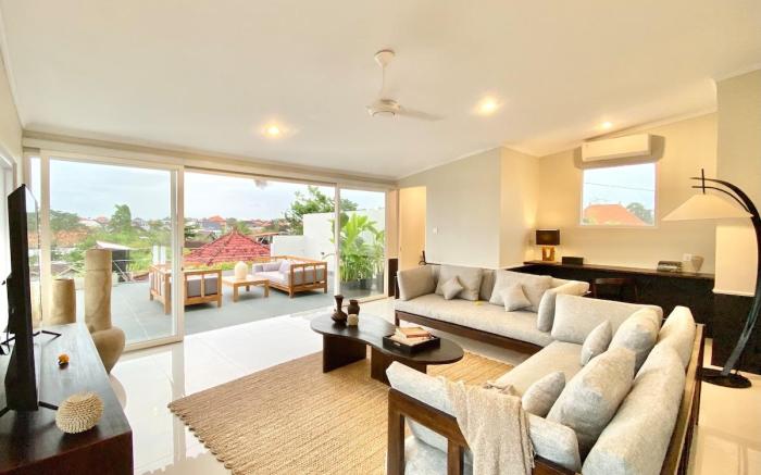 Chic 2BR Villa – Pool & Sunset Views, Prime Canggu