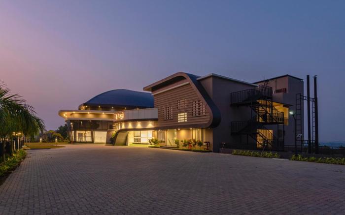 Royal Holidays & Stays