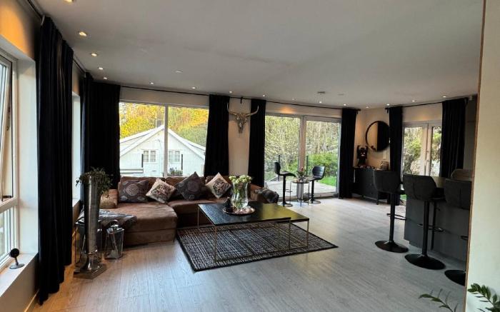 Tranquil home close to downtown
