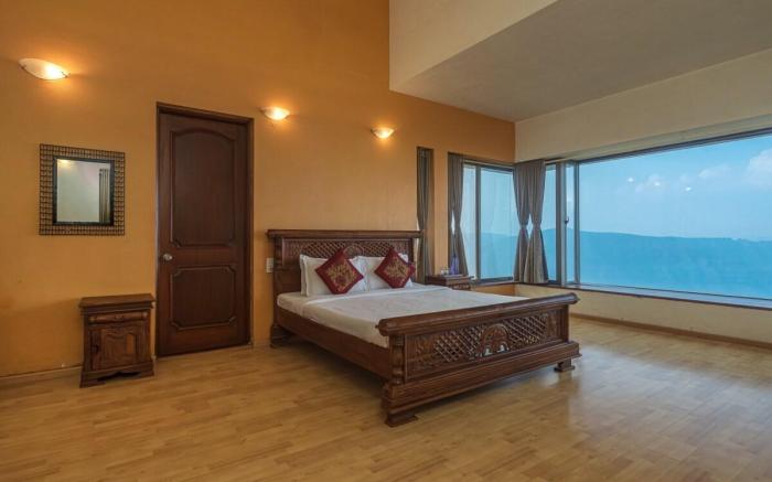 SaffronStays Aurelia, Luxury Pool Villa in Panchga