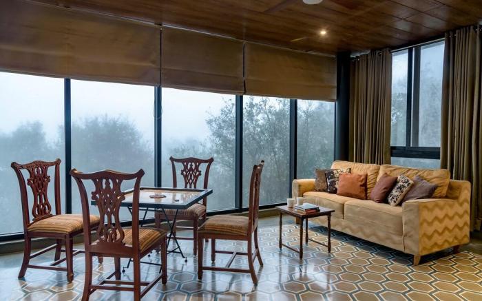 SaffronStays Falcon Hills: 6BHK Veg Luxury Haven