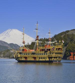 東京-富士玩雪體驗一日遊| 搭箱根海盜船 御殿場Outlet 日式烤肉吃到飽| 中英文導遊